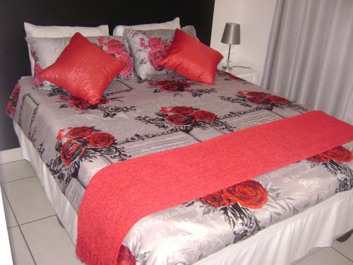 Кровать или кровати в номере North Beach Durban Apartments