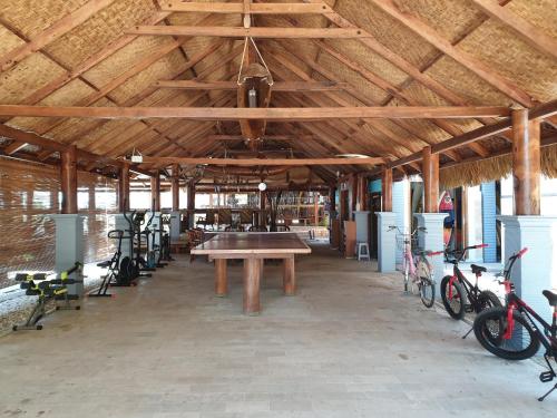 Istana Ombak Eco Resortにあるフィットネスセンターまたはフィットネス設備