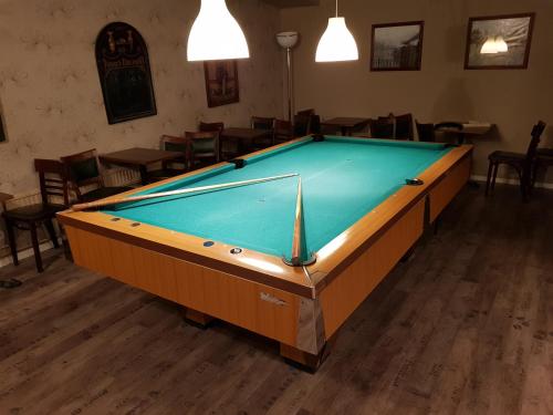 Biliár nebo kulečník v ubytování Hotell Stinsen