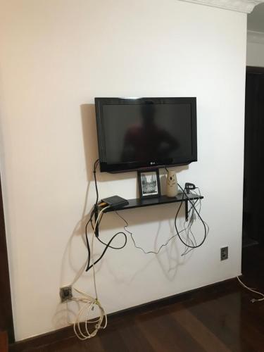 Una televisión o centro de entretenimiento en 3 quartos 1 quadra da praia Copacabana