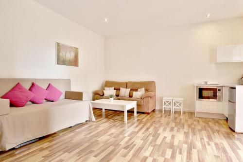 ein Wohnzimmer mit Sofa und Tisch in der Unterkunft La Quinta Hacienda in Córdoba