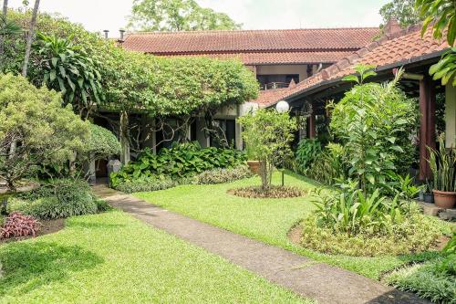 Hotel Bumi Asih Gedung Sate Bandung tesisinin dışında bir bahçe