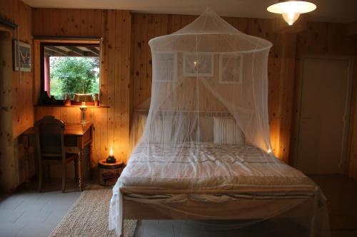 Tempat tidur dalam kamar di Gesves Côté Jardin
