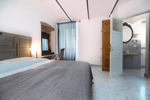Una cama o camas en una habitación de Carrara Bella