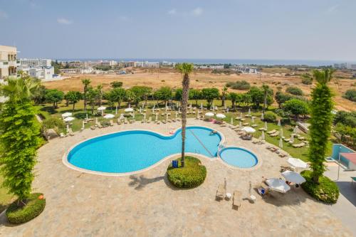 Ein Blick auf den Pool von der Unterkunft Artemis Hotel Apartments oder aus der Nähe