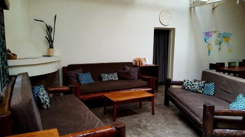 Ein Sitzbereich in der Unterkunft Bwindi Guest House