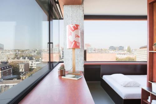 Giường trong phòng chung tại Volkshotel
