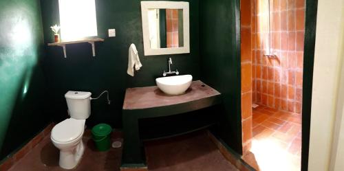 Koupelna v ubytování Bwindi Guest House