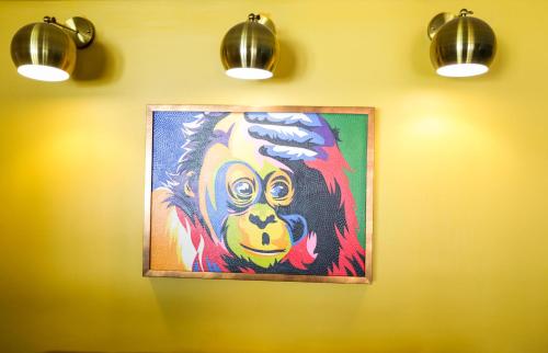 una pintura de un mono colgando de una pared en New National Hotel and Conference, en Parow