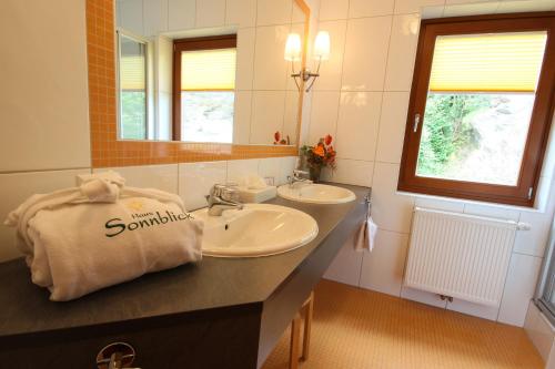 Kylpyhuone majoituspaikassa Hotel Garni Sonnblick