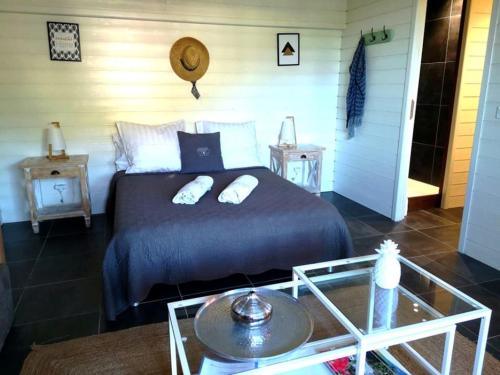 1 dormitorio con 1 cama con 2 almohadas en Studio La Voile Blanche, en Orient Bay French St Martin