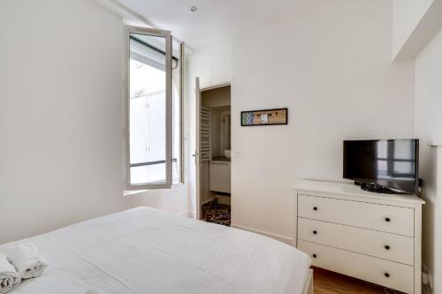 Apartment 3 people close Eiffel Tower by Weekome