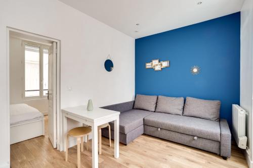 un salon avec un canapé et une table dans l'établissement Apartment 3 people close Eiffel Tower by Weekome, à Paris