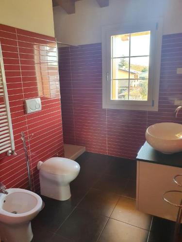 a bathroom with a toilet and a sink at Happy house villotta in Chions