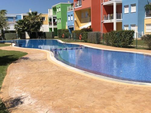 una piscina di fronte ad alcuni edifici di appartamenti di piso Nata with private Terrace Lounge 75m2 a El Verger