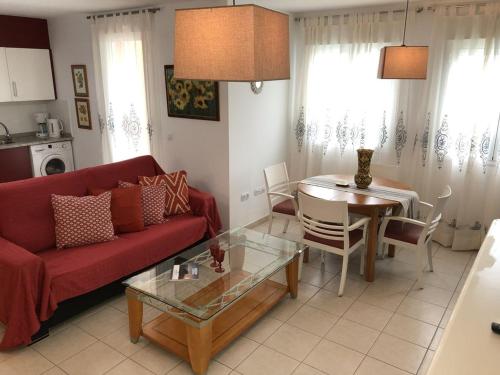 un soggiorno con divano rosso e tavolo di piso Nata with private Terrace Lounge 75m2 a El Verger