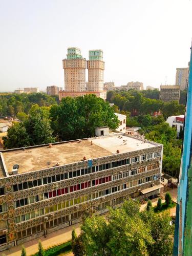 un edificio antiguo en una ciudad con edificios altos en Cozy 2 rooms apartment in the center, free WiFi, en Dushanbe