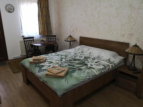 1 dormitorio con 1 cama con toallas en Clemence Guesthouse en Braşov