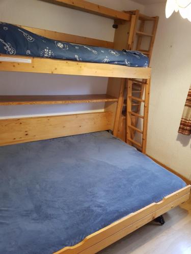 Tempat tidur susun dalam kamar di Serrecheholidays