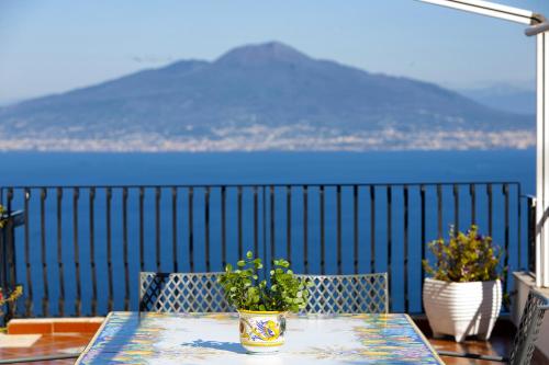 een tafel met twee potplanten op een balkon bij Amore Rentals - Villa Bianca in Sorrento