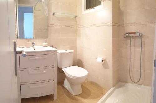 La salle de bains est pourvue de toilettes, d'un lavabo et d'une douche. dans l'établissement Marquina, à Cadaqués