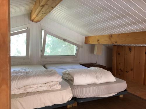 加桑的住宿－Saint tropez -parc oasis，带2扇窗户的小客房内的2张床