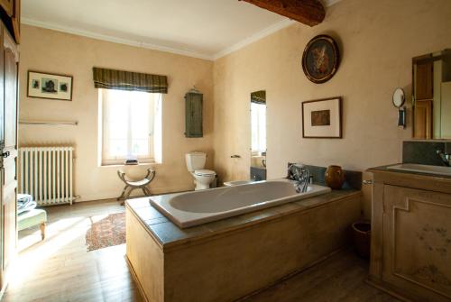 Kylpyhuone majoituspaikassa Domaine des Jasses