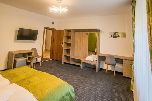 um quarto de hotel com uma cama e uma secretária em Villa Boutique ARNICA em Brasov