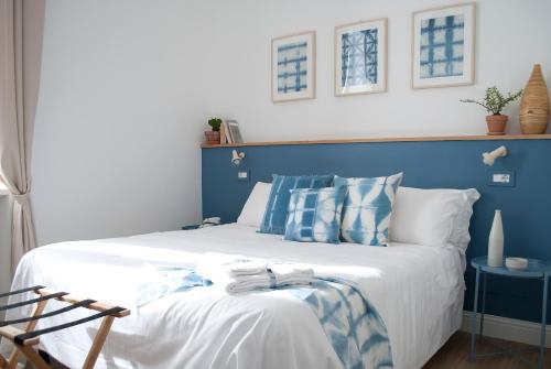 ein blau-weißes Schlafzimmer mit einem großen Bett in der Unterkunft L'Alighieri in Monterotondo