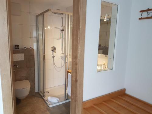 Kylpyhuone majoituspaikassa Haus Alpenglühn