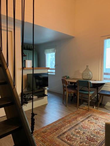un salon avec une table et une salle à manger dans l'établissement Les Apparts de Charly Duplex cosy au marché hyper centre La Rochelle tout à pied, à La Rochelle