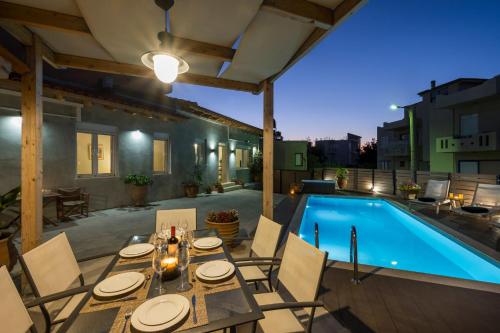 Πισίνα στο ή κοντά στο Villa Roxanne