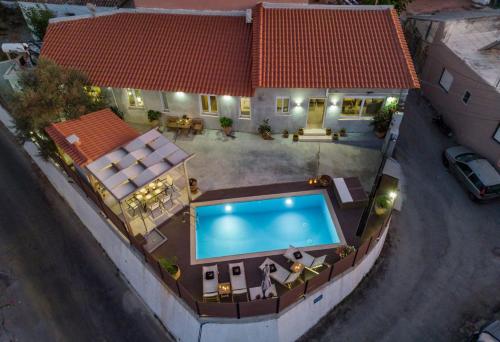 Πισίνα στο ή κοντά στο Villa Roxanne