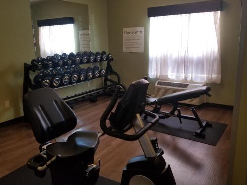 a gym with two exercise bikes in a room at Wingate by Wyndham Savannah I-95 North in Port Wentworth