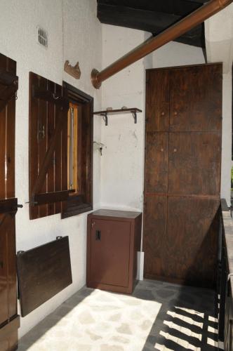 a room with a wooden door and a window at La Maison Everest 73 - bilocale a La Ruine, Morgex in Morgex