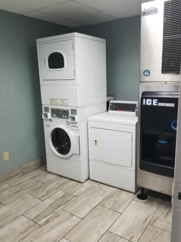a laundry room with a washer and dryer at Wingate by Wyndham Savannah I-95 North in Port Wentworth