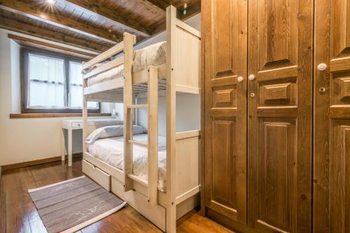 a bedroom with two bunk beds in a cabin at Invernalia by Totiaran in Baqueira-Beret
