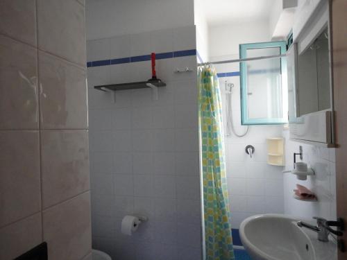 une salle de bain avec douche et lavabo dans l'établissement ARIES CASE VACANZA - Tsg, à Torre San Giovanni