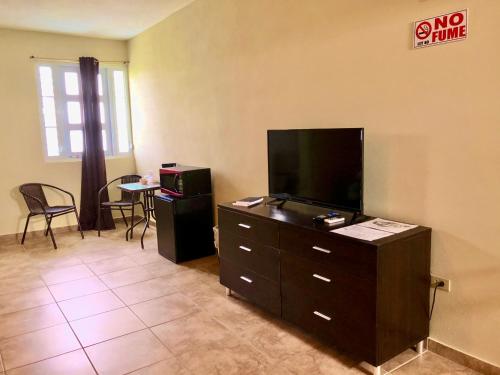 A television and/or entertainment centre at Tio Pepe’s Guest House