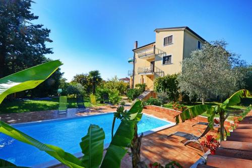 Apartment with pool Albina 3