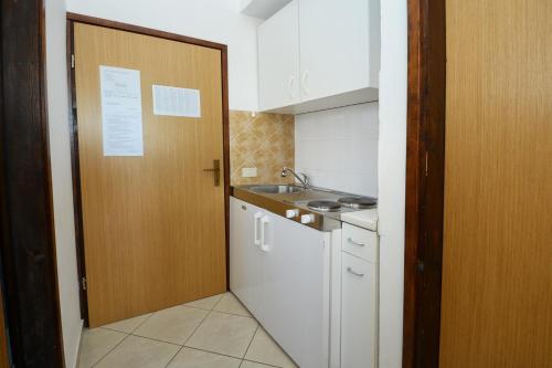 Kuchyňa alebo kuchynka v ubytovaní Apartment with pool Albina 3