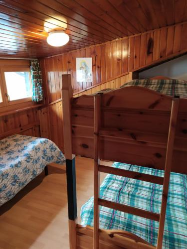 Двуетажно легло или двуетажни легла в стая в Mansarda Accogliente Falcade Dolomiti