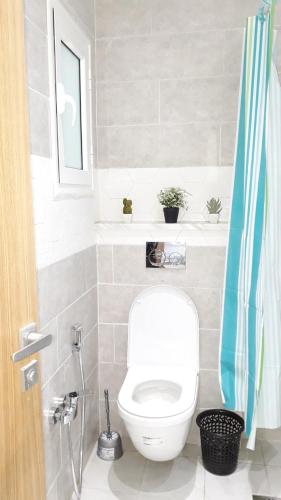 a bathroom with a white toilet in a room at Appartement à La Marsa in Tunis