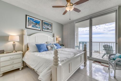 um quarto com uma cama branca e uma varanda em The Beach Club Resort and Spa em Gulf Shores