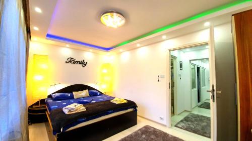 una camera con un letto e un cartello sul soffitto di Luxury Paul apartment green, private & accessible a Braşov