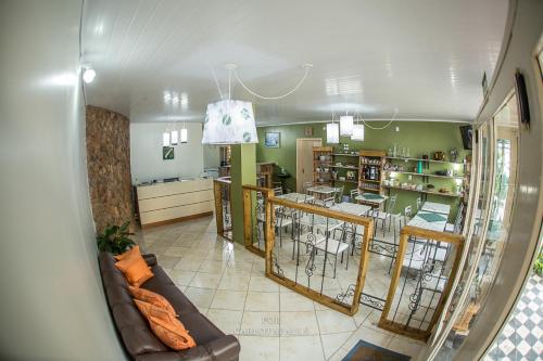ein Wohnzimmer mit Couch und ein Esszimmer in der Unterkunft Hotel Pedra Bonita in Camaquã