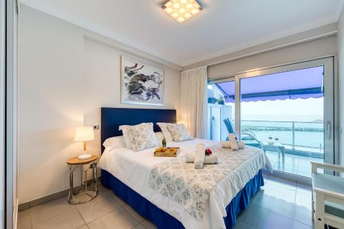 プエルト・デ・モガンにあるSunny Atlantic Apartmentのベッドルーム1室(ベッド1台付)が備わります。
