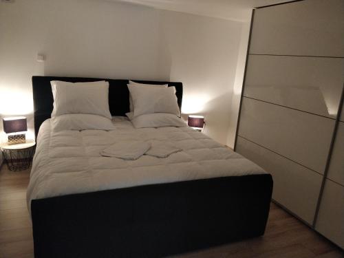 Giường trong phòng chung tại Très Bel Appartement Neuf et Moderne 63m2 à Obernai