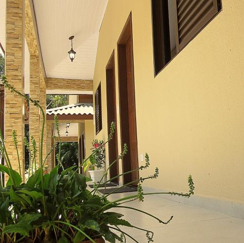 Taman di luar Recanto Abayomi