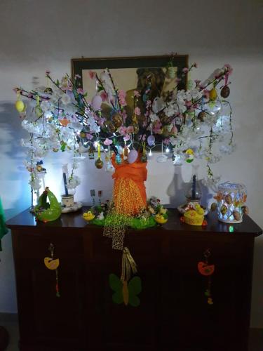 a dresser with an arrangement of ornaments on it at Villa Loreta in Ischia